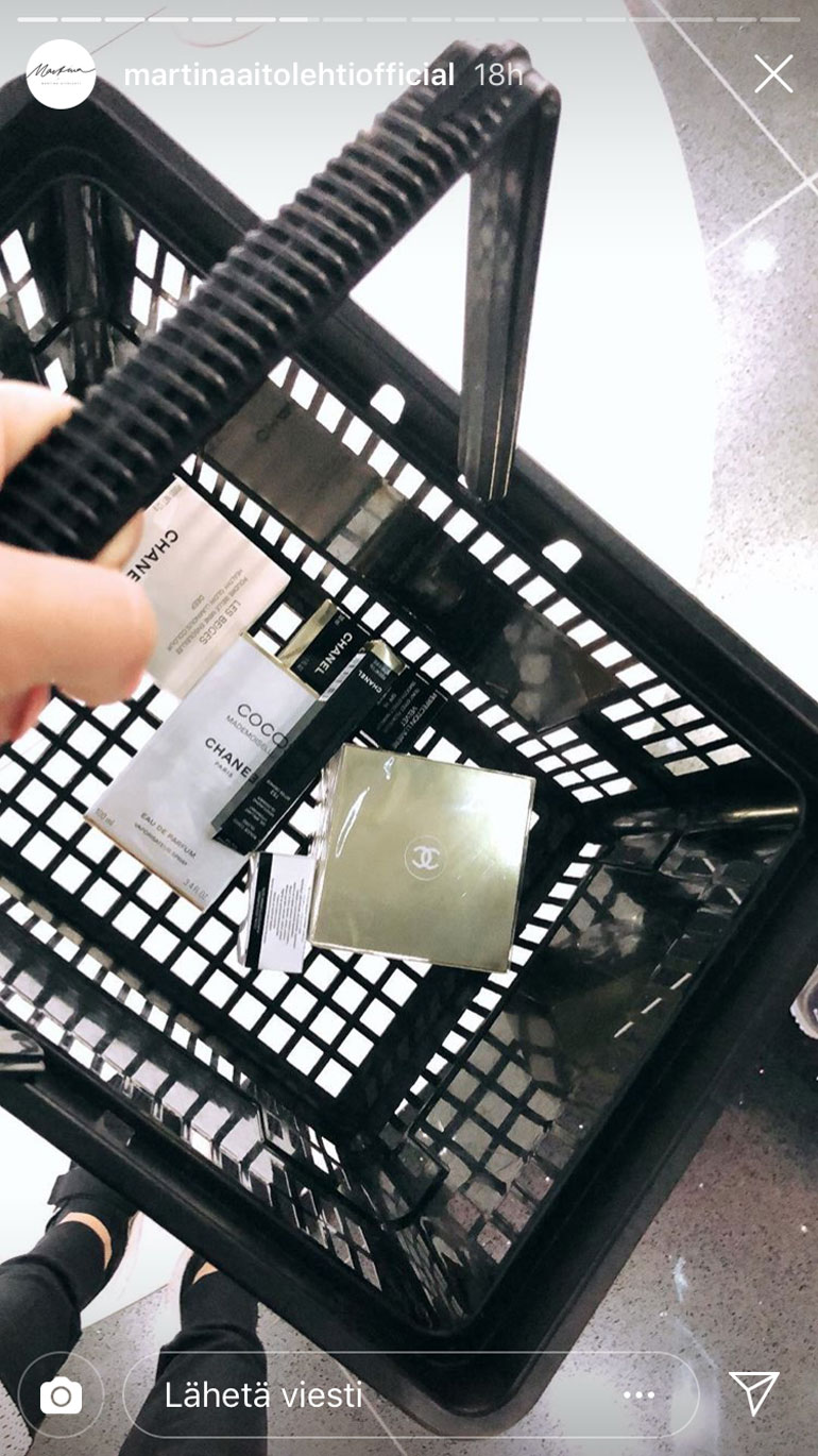 Martina shoppailee