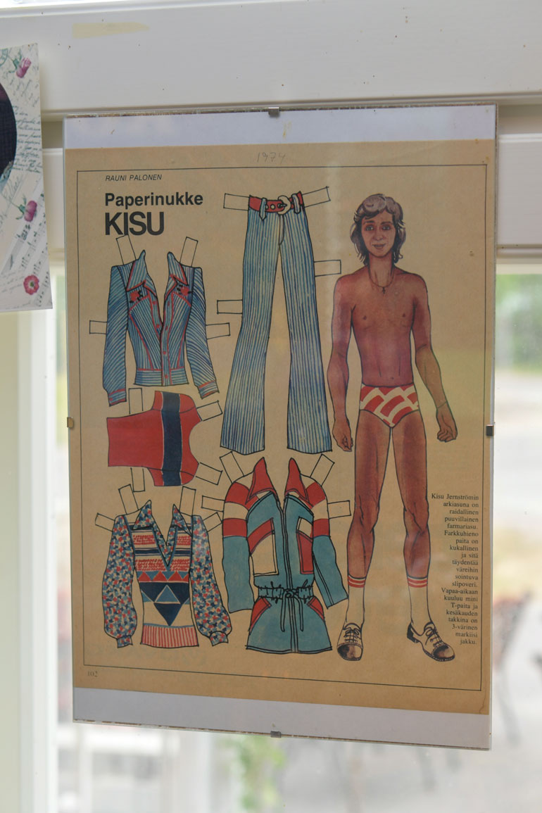 Kyläkaupan seinällä on paljon muistoja vuosien varrelta. Kuvassa Kisu-paperinukke vuodelta 1972.