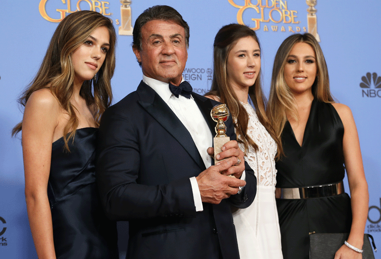 Syltty ja kauniiit tyttäret kuvattuina Golden Globes-palkintogaalassa tammikuussa 2016.