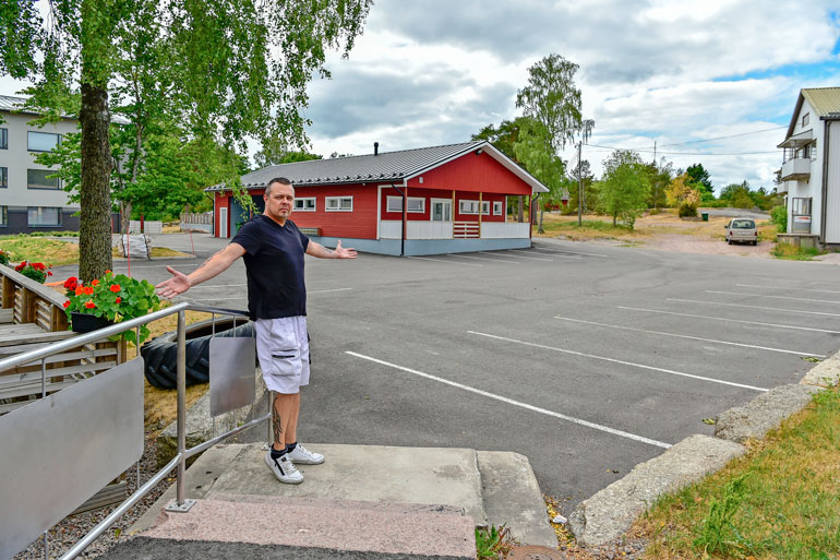 – Tälle parkkipaikalle nousee festivaalilava, Janne näyttää. Walhalla-festivaali järjestetään 14.7.