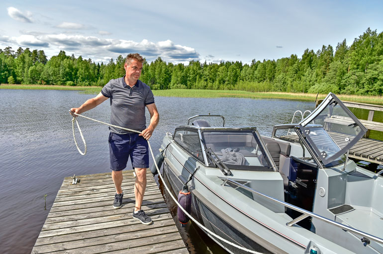 Kokenut veneilijä nauttii Näsijärven maisemista 6,5-metrisen Yamarin Cross 64:n kyydissä. Uutena venonen maksaa noin 50 000 euroa.