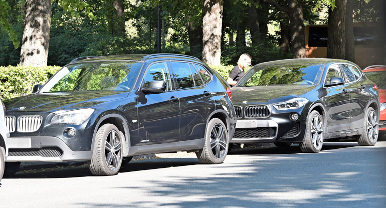 Laulajakaunotar oli jättänyt oman BMW:nsä Samulin BMW:n taakse.