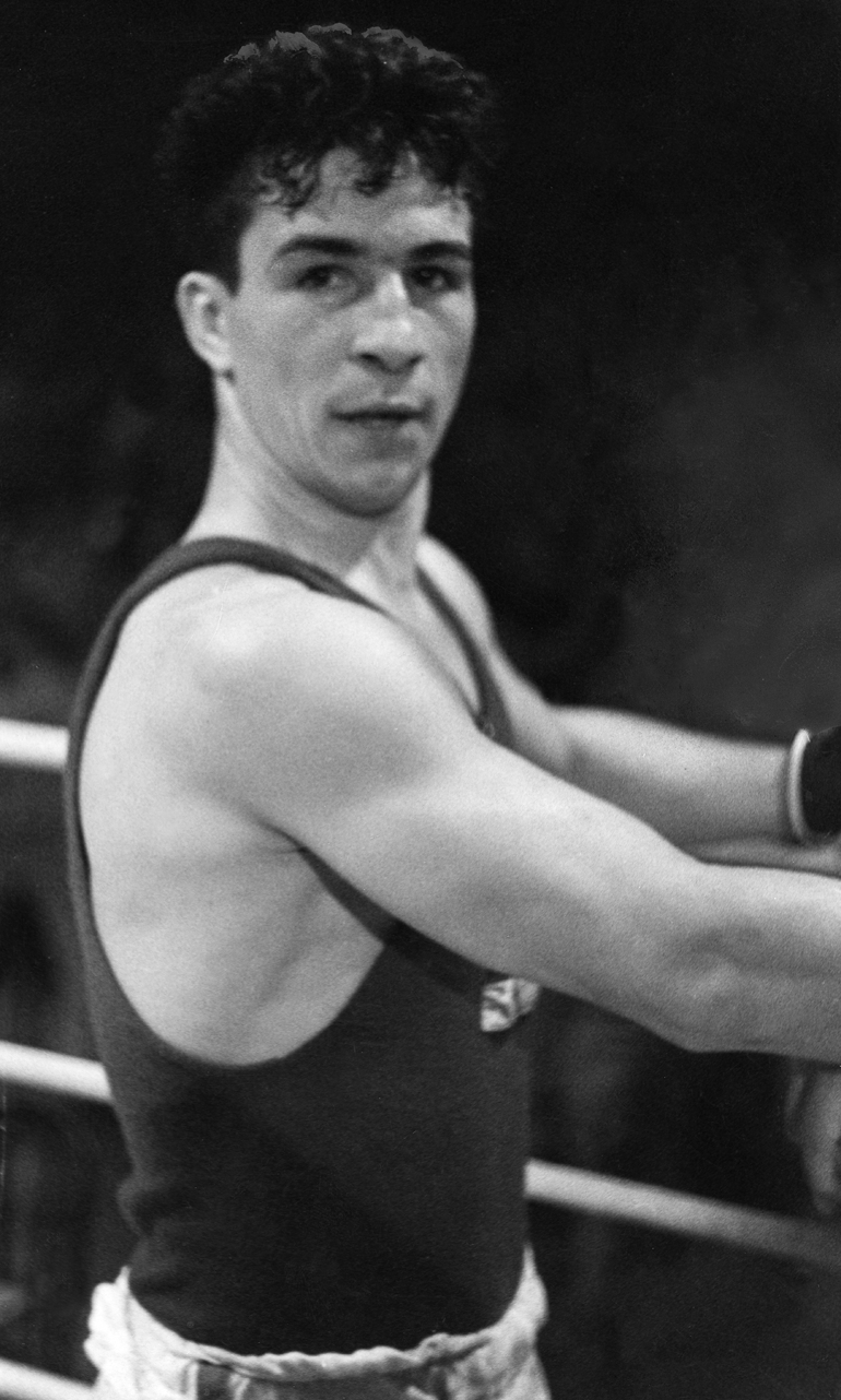 Nyrkkeilyn olympiavoittaja Sten Suvio (1911-1988) on Aira Samulin sukulaismies.