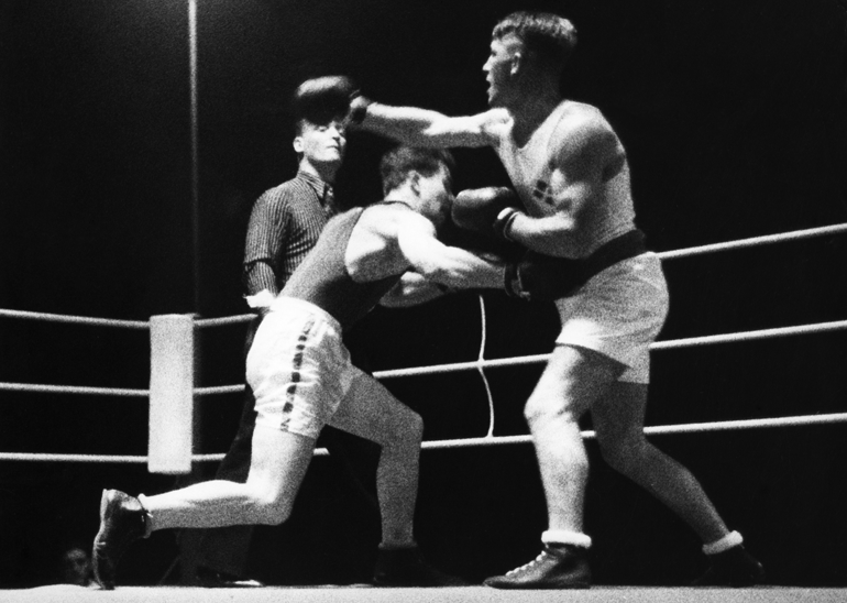 Aira Samulinin sukulaismies Sten Suvio voitti nyrkkeilyn olympiakultaa Berlinissä 1936. Kuvassa Stepa (vas.) tekee hakkelusta Tanskan Gerhard Petersenistä.