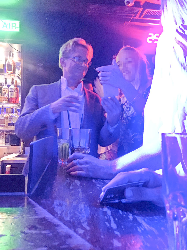 Mikael Jungner viihtyi naisseurassa.