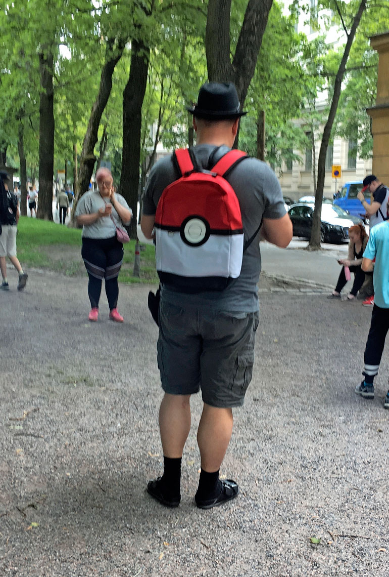 Pokémon-metsästäjällä pitää tietysti olla päässään metsästystyyliin sopiva lakki, Poké-repusta puhumattakaan!