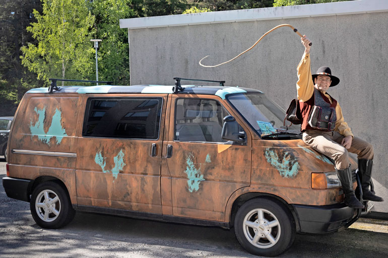 Vuosimallin 1993 VW Transporter -pakettiauto käy tarpeen vaatiessa peltilehmästä, jonka päällä lehmipaimenen kelpaa vahtia.