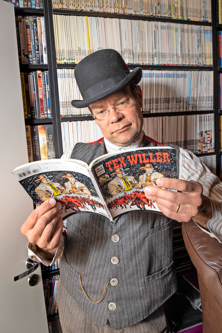 Maurin kotona on hyllyllinen Tex Willer -sarjakuvia. – Innostuin Willereistä jo viiden vanhana.