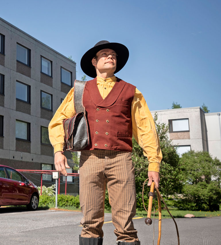 Mr. Mark Stone alias Mauri Kiviranta eläytyy villin lännen rooliinsa turkulaisessa kotilähiössään. – Tämä asu on peruscowboyta, karjanajosta juuri tultu ja saluunaan matkalla.