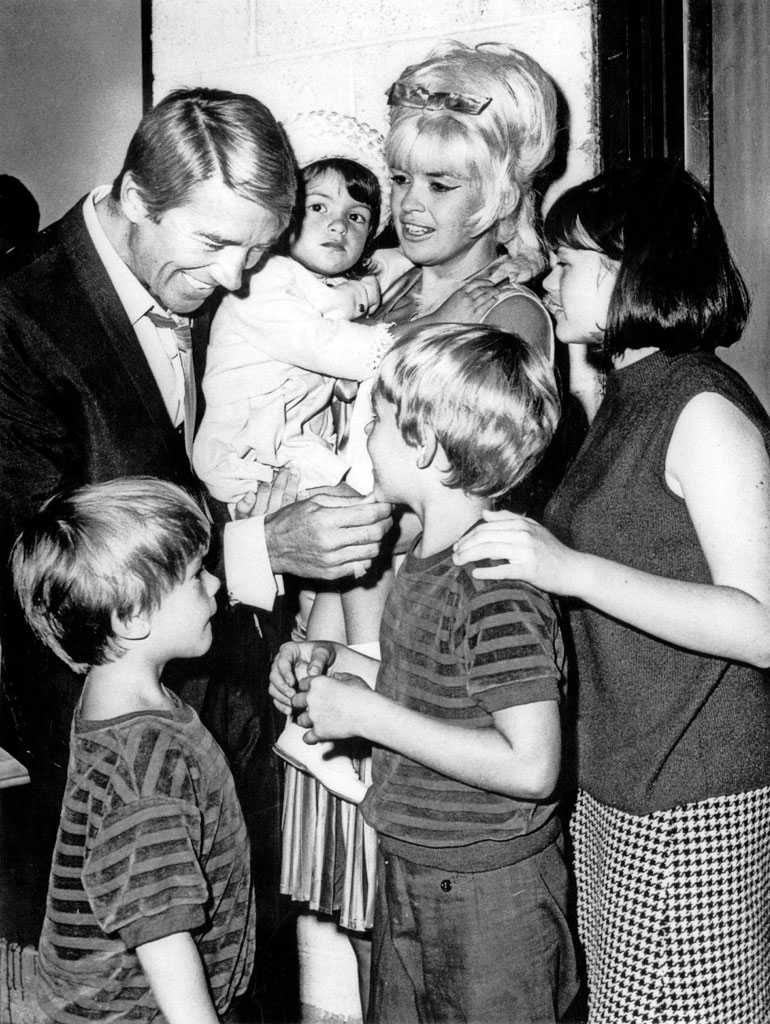 Mariska menetti äitinsä kolmevuotiaana. Vuonna 1966 otetussa kuvassa hän on äitinsä sylissä ja perheensä ympäröimänä.