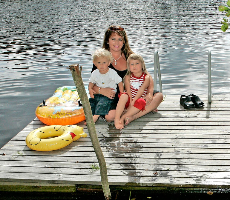 Perheellä on yhä mökki Sammatissa. Vuonna 2004 otetun kuvan jälkeen lapset ovat jo kasvaneet isoiksi. Milena on 18 ja Joakim 15.