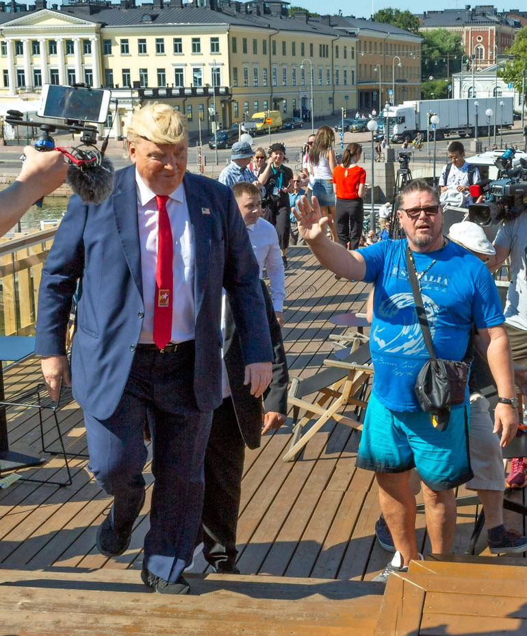 Suurmiehet kohtasivat, kun entinen aikuisviihdetähti Henry Saari tuli tervehtimään presidentillistä vierasta.