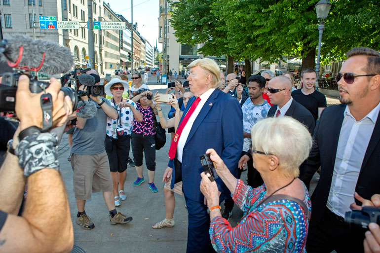 Vaikkei Seiskan Trump ollutkaan aito, hänellä oli mukanaan oikeat turvamiehet.