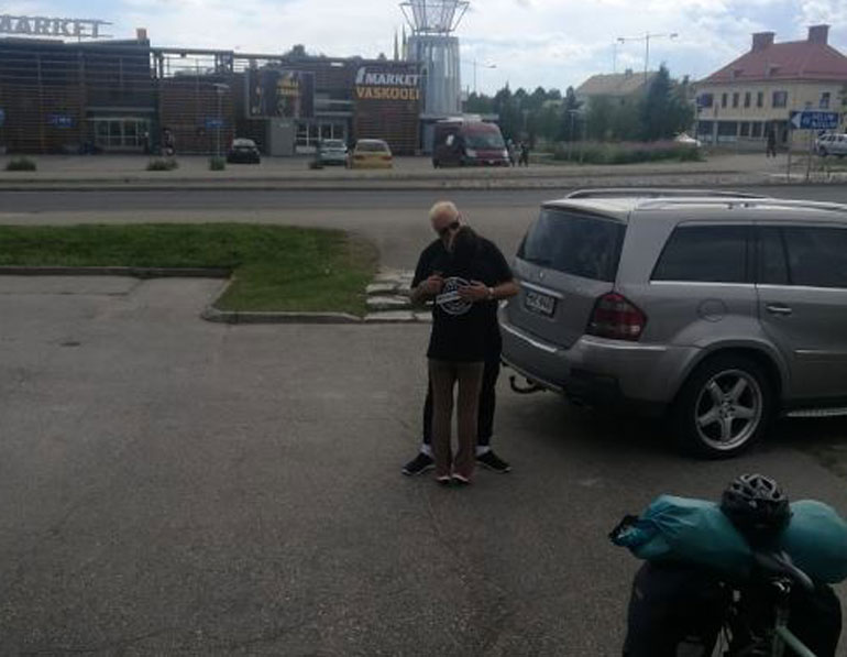 Tauski kuvattiin suutelemassa tummaa kaunotarta.