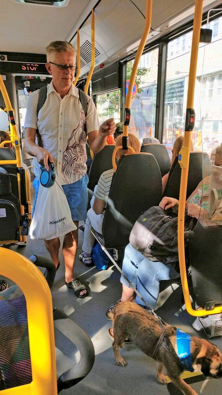 Pekka Pouta ja Sini-koira bussissa.