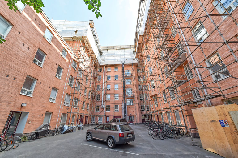 Ullakkohuoneistojen rakennustyöt vaikuttavat koko taloyhtiön elämään myös sisäpihalla.