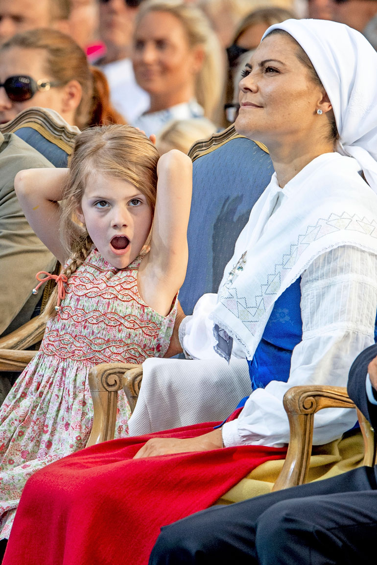Estelle haukotteli antaumuksella esitysten aikana.