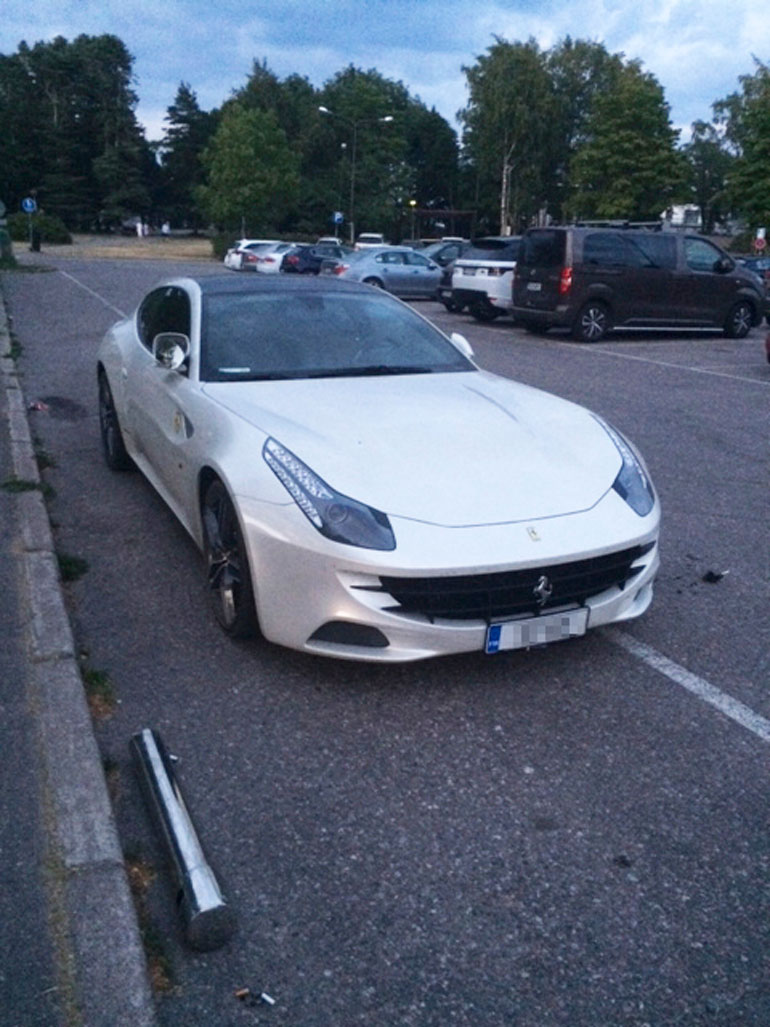 Maassa Ferrarin vieressä näkyy metallinen, pystymallinen tuhkakuppi, jolla Stefan tuhosi autoaan.