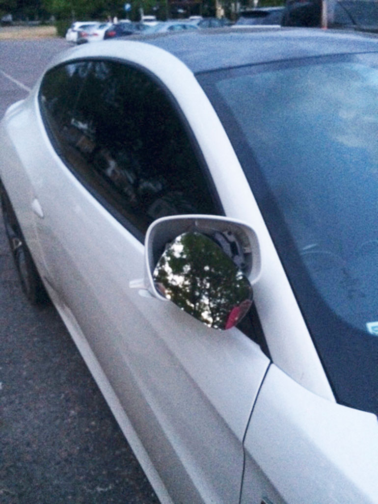 Seiskan lukijat ottivat kuvia autoon tulleista vaurioista vähän tapahtuman jälkeen.