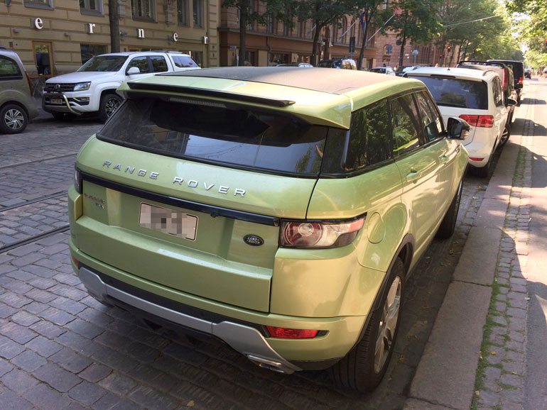Stefan hankki tänä kesänä myös Range Roverin, jonka Seiskan lukijat kuvasivat kadunvarressa Helsingin keskustassa. Auto on ajokiellossa, koska määräaikaiskatsastus on suorittamatta.