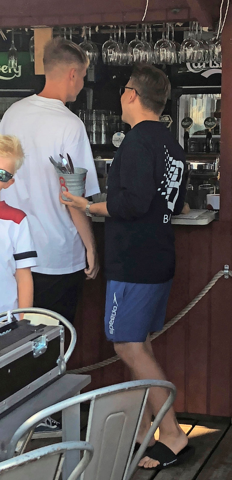 Isac Elliot bongattiin pizzalta.