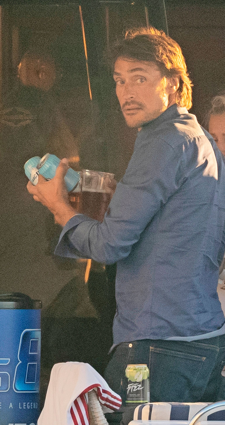 Teemu rohmusi käteensä useita lonkeroita.