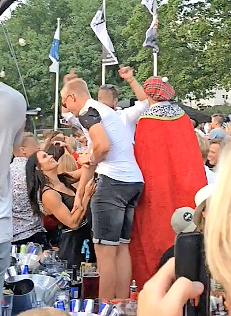 Martina Aitolehti kiinni Rasmus Ristolaisen paidassa.