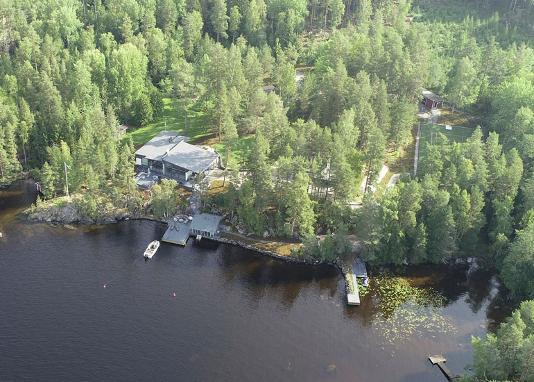 Huvilassa on suuret ikkunat, joista voi ihailla kaunista järvimaisemaa.