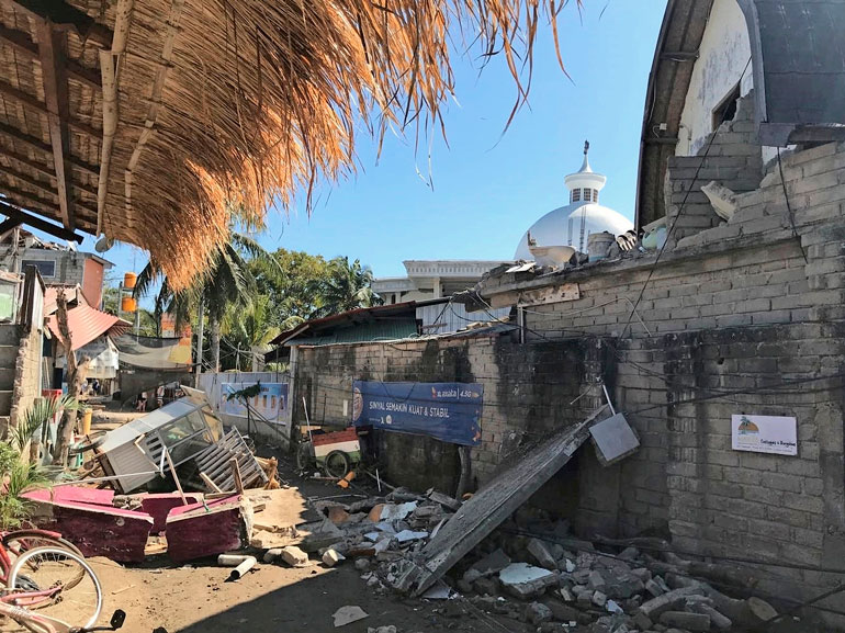 Gili Trawanganilla kuoli noin 10 ihmistä, joista suurin osa jäi sortuvien rakennusten alle.