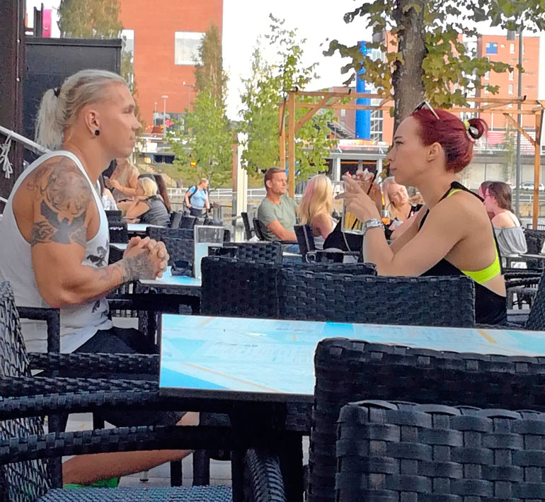 Henriikka Roo ja Johnny Kuoppala terassilla.