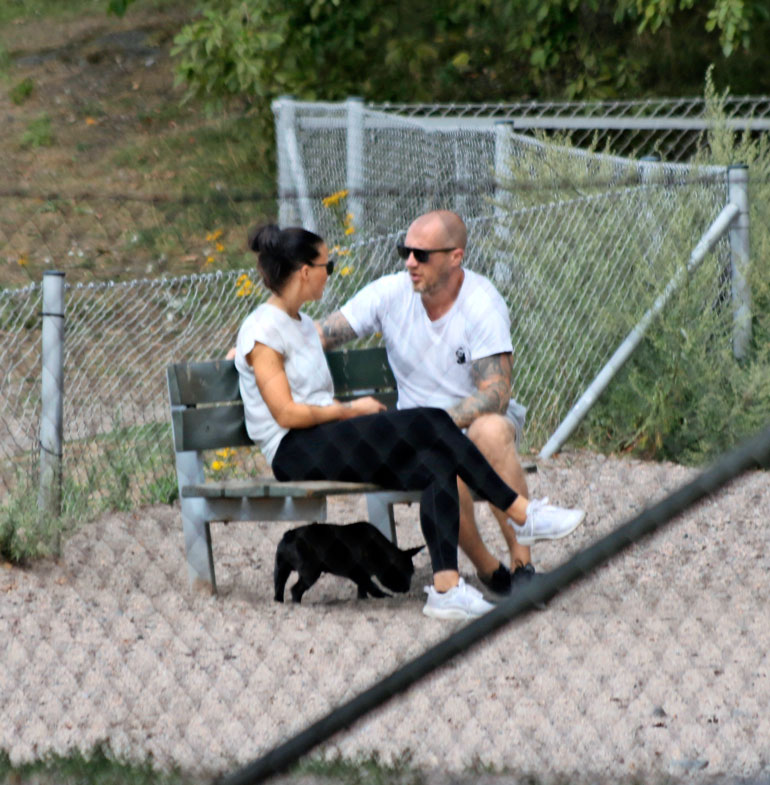 Hannes Hyvönen ja Netta Suikkanen koirapuistossa.