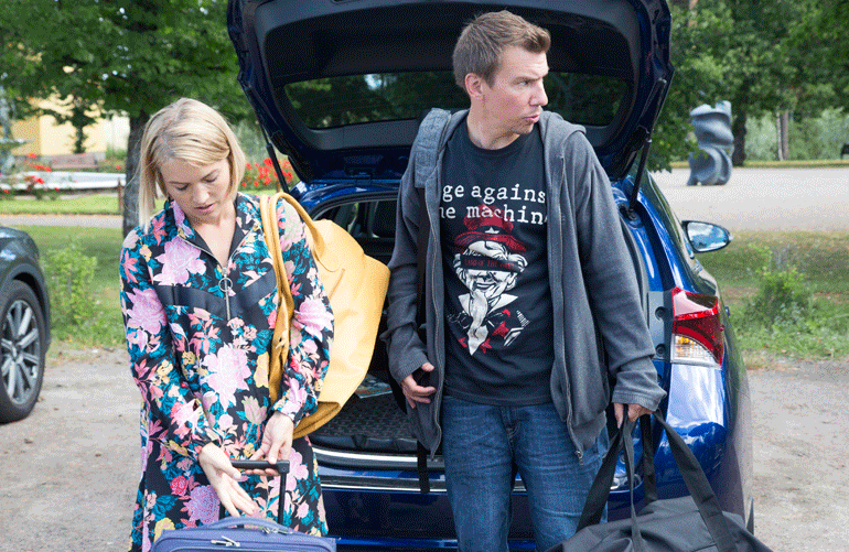 Swingersin avauskohtauksessa parinvaihtajat kurvaavat autoillaan kartanon pihaan. Hirviniemen roolihahmo Ari ei varsinaisesti hypi innosta.