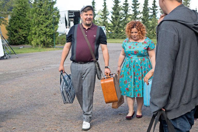 Jannen ja Kitin näyttelemän pariskunnan suhde on valahtanut ennemminkin ystävyydeksi. Mutta mitä tapahtuukaan Kartanon kätköissä?