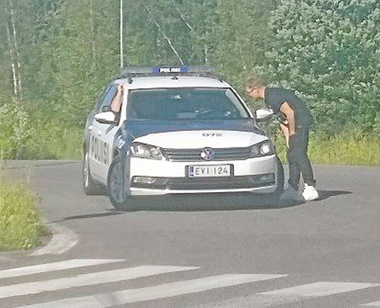 Cheek sai kyydin poliiseilta festareille.