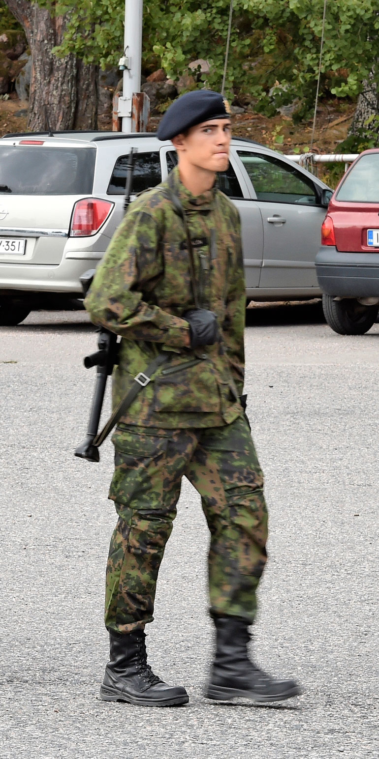 Robin marssi aseenluovutukseen päättäväinen ilme kasvoillaan.