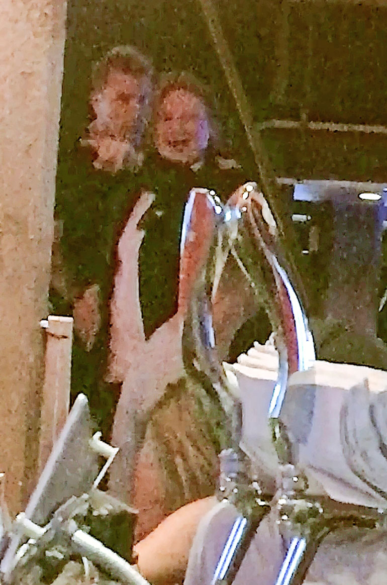Voi sitä naurunremakkaa! Kimi seurasi juhlakunnossa ollutta Jaajoa portaita vipparvelta karaokebaarin alakertaan.