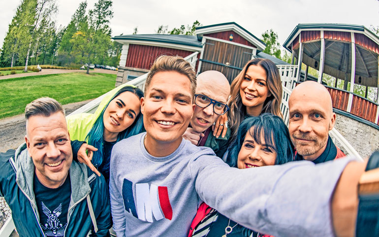 Vain elämää -ohjelman piti alun perin tulla jo vuonna 2011, mutta se siirtyikin vuodella. Ohjelma räjäytti Cheekin suosion, minkä jälkeen hän on esiintynyt lukuisia kertoja loppuunmyydyille jäähalleille ja kahdesti Olympiastadionilla.