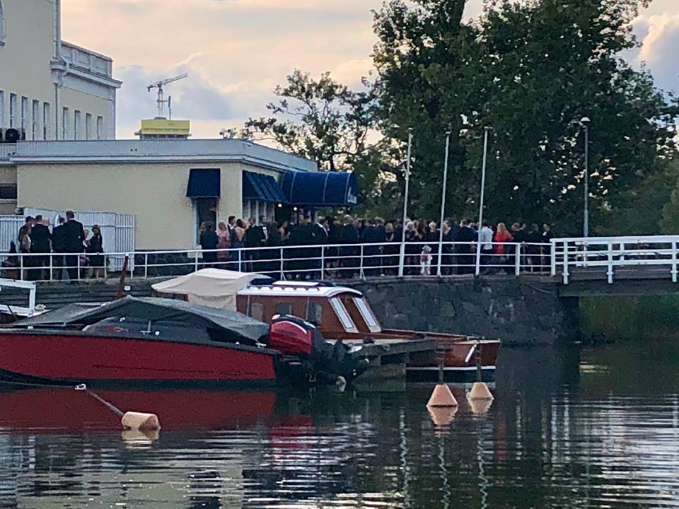 Kulosaaren Casinolle oli saapunut juhlaväkeä sankoin joukoin.