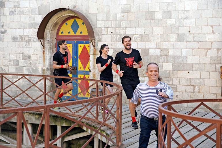 Shirly kilpailee Fort Boyard -ohjelmassa samassa joukkueessa Salkkarit-tähti Mikko Parikan (vas) ja kiekkoilija Siim Liivikin (2.oik.)kanssa.