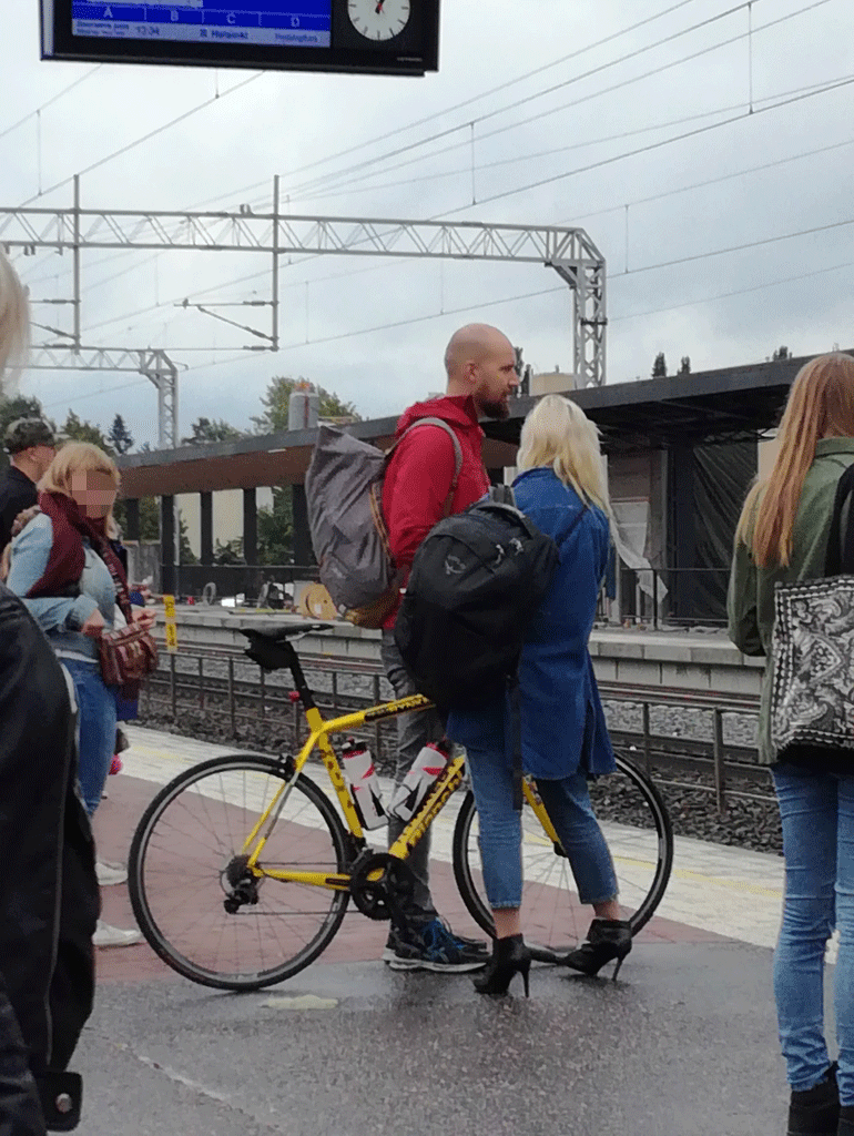 Touko Aalto ja aina yhtä tyylikäs Iris Flinkkilä odottelivat Helsingin-junaa Järvenpään rautatieasemalla.