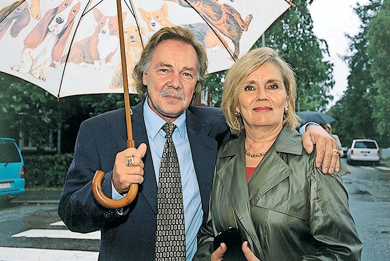 Kari Tapio kuoli 2010 ja Pia Viheriävaara 2015.