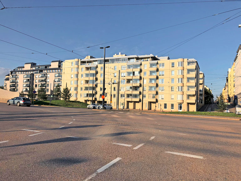 Laura asuu modernissa kerrostalossa Helsingin keskustassa.