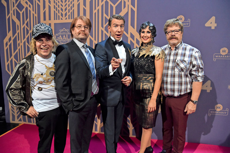 Timo Kahilainen, Heikki Hela, Aku Hirviniemi, Linda Wiklund ja Heikki Silvennoinen viihdyttävät veronmaksajia lauantai-iltaisin Nelosella.