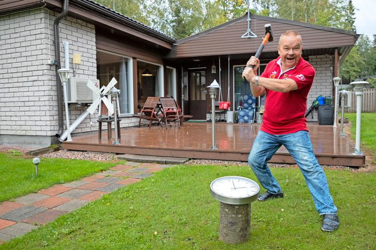 – Talviajalle kyytiä, Matti Hietanen ärisee lottovoittorahoilla ostamansa omakotitalon pihalla Espoon Kilossa.
