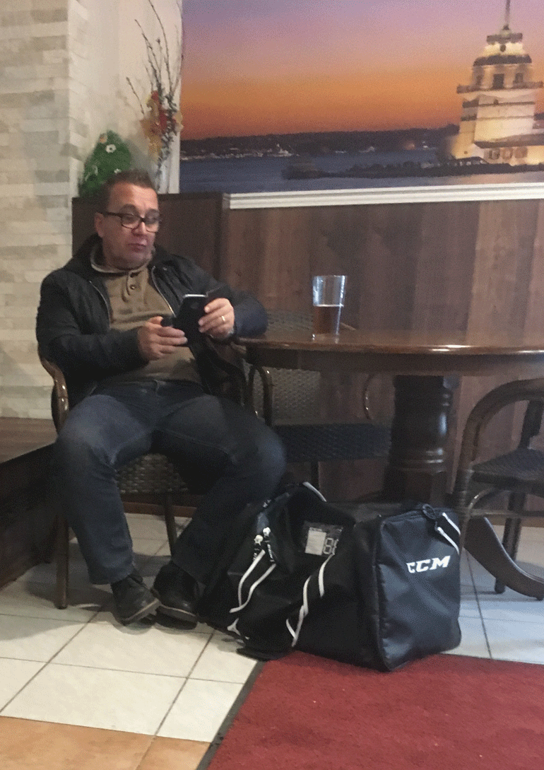 Ari-Pekka Selin bongattiin töölöläispizzeriassa oluella.