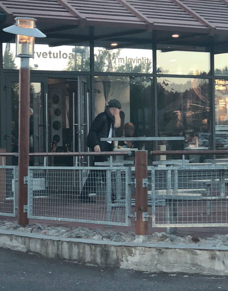 Lahden Launeen Mäkkärissä vessassa käynyt Billy Gibbons käveli pikaruokalasta ulos ravintolan autokaistalla odottaneeseen Porscheen. – Hän on kyllä kaikin puolin rennonoloinen ukko, lahtelainen Jouni kehaisee.