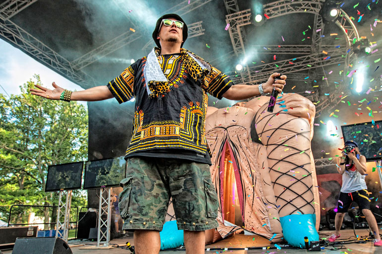 Petri on rikkonut hävyttömyydellään rajoja live-esiintymisisään. Kesällä 2012 Nygårdin keikoilla nähtiin lavalla valtava, puhallettava vagina, josta räppäri asteli estradille.