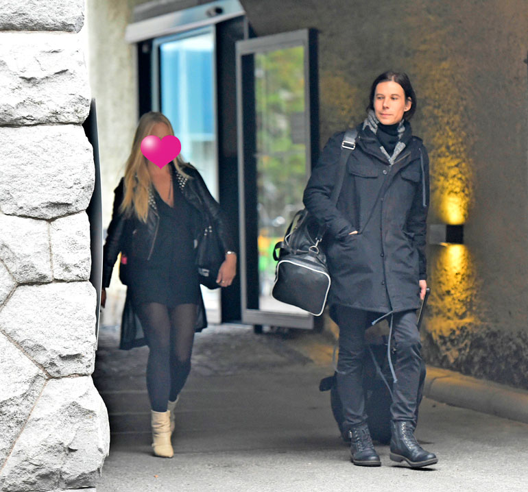 Paparazzi näki parin poistuvan yhdessä hotellista puoliltapäivin.