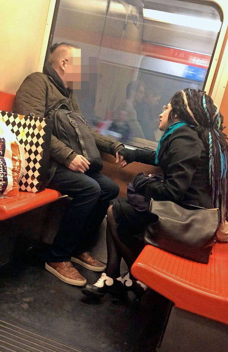 Sofi Oksanen metrossa.