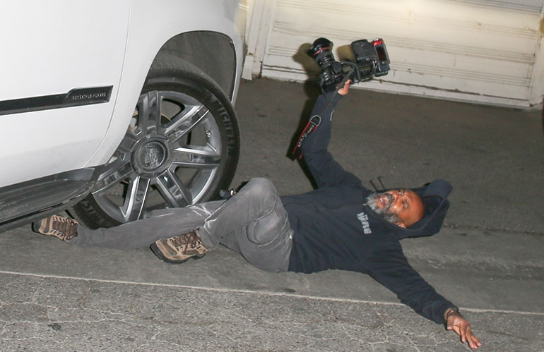 Auto yli paparazzin